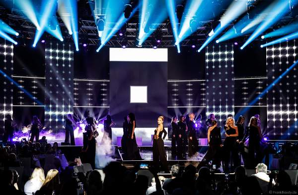 Opening: Miss Baden-Württemberg 2018 - Anahita Rehbein, Miss Bayern 2018 - Sarah Deborah Zahn, Miss Berlin 2018 - Yuliya Garkusha, Miss Bremen 2018 - Patrizia Utz, Miss Hamburg 2018 - Laura-Sophie Hering, Miss Hessen 2018 - Derya Sipahi, Miss Internet 2018 - Tamar Morali, Miss Mecklenburg-Vorpommern 2018 - Melanie Jamni, Miss Mitteldeutschland 2018 - Theresia Weidemann, Miss Niedersachsen 2018 - Ioanna Palamarcuk, Miss Norddeutschland 2018 - Noelle Sachse, Miss Nordrhein-Westfalen 2018 - Alina Müllenborn, Miss Ostdeutschland 2018 - Elena Kamperi, Miss Photogenic 2018 - Charlotte Grenzner, Miss Rheinland-Pfalz 2018 - Laura Herter, Miss Saarland 2018 - Michelle Molitor, Miss Sachsen 2018 - Nastassja Bittner, Miss Sachsen-Anhalt 2018 - Lucie Bringmann, Miss Schleswig-Holstein 2018 - Jessika Rohlff, Miss Süddeutschland 2018 - Jennifer Giugliano, Miss Thüringen 2018 - Fabienne Schmidt, Miss Westdeutschland 2018 - Alena Krempl