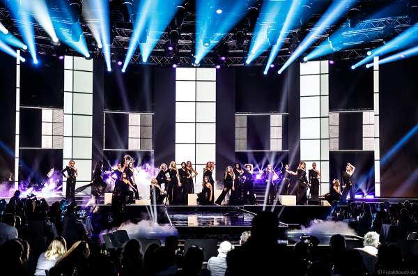 Opening: Miss Baden-Württemberg 2018 - Anahita Rehbein, Miss Bayern 2018 - Sarah Deborah Zahn, Miss Berlin 2018 - Yuliya Garkusha, Miss Bremen 2018 - Patrizia Utz, Miss Hamburg 2018 - Laura-Sophie Hering, Miss Hessen 2018 - Derya Sipahi, Miss Internet 2018 - Tamar Morali, Miss Mecklenburg-Vorpommern 2018 - Melanie Jamni, Miss Mitteldeutschland 2018 - Theresia Weidemann, Miss Niedersachsen 2018 - Ioanna Palamarcuk, Miss Norddeutschland 2018 - Noelle Sachse, Miss Nordrhein-Westfalen 2018 - Alina Müllenborn, Miss Ostdeutschland 2018 - Elena Kamperi, Miss Photogenic 2018 - Charlotte Grenzner, Miss Rheinland-Pfalz 2018 - Laura Herter, Miss Saarland 2018 - Michelle Molitor, Miss Sachsen 2018 - Nastassja Bittner, Miss Sachsen-Anhalt 2018 - Lucie Bringmann, Miss Schleswig-Holstein 2018 - Jessika Rohlff, Miss Süddeutschland 2018 - Jennifer Giugliano, Miss Thüringen 2018 - Fabienne Schmidt, Miss Westdeutschland 2018 - Alena Krempl