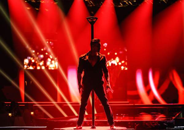 Künstler Reydi mit Pole Akrobatik beim Miss Germany 2018 Finale in der Europa-Park Arena am 24.02.2018