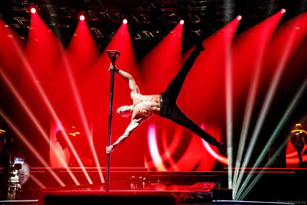 Künstler Reydi mit Pole Akrobatik beim Miss Germany 2018 Finale in der Europa-Park Arena am 24.02.2018
