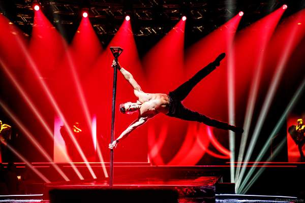 Künstler Reydi mit Pole Akrobatik beim Miss Germany 2018 Finale in der Europa-Park Arena am 24.02.2018