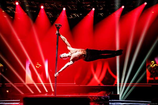 Künstler Reydi mit Pole Akrobatik beim Miss Germany 2018 Finale in der Europa-Park Arena am 24.02.2018