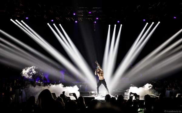 Künstler Reydi mit Pole Akrobatik beim Miss Germany 2018 Finale in der Europa-Park Arena am 24.02.2018