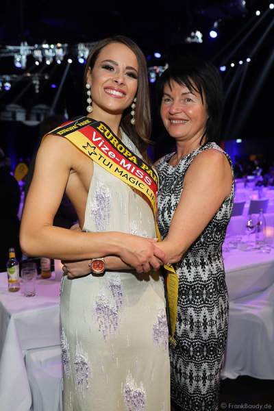 Vize-Miss Germany 2018 Alena Krempl (Miss Westdeutschland 2018) mit Schwiegermutter beim Miss Germany 2018 Finale in der Europa-Park Arena am 24.02.2018