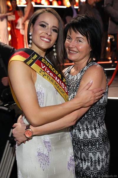 Vize-Miss Germany 2018 Alena Krempl (Miss Westdeutschland 2018) mit Schwiegermutter beim Miss Germany 2018 Finale in der Europa-Park Arena am 24.02.2018