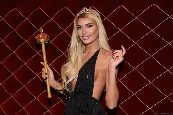 Guiliana Farfalla mit Krone und Zepter beim Miss Germany 2018 Finale in der Europa-Park Arena am 24.02.2018