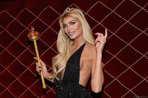 Guiliana Farfalla mit Krone und Zepter beim Miss Germany 2018 Finale in der Europa-Park Arena am 24.02.2018