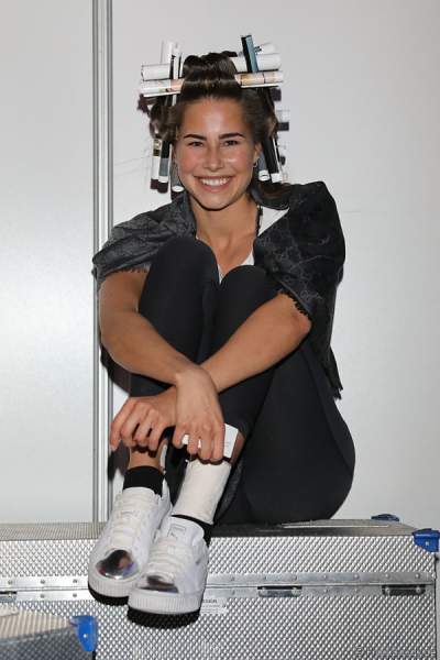 Anahita Rehbein, Miss Germany 2018, Backstage mit Lockenwickler aus Papier vorm Miss Germany 2018 Finale in der Europa-Park Arena am 24.02.2018