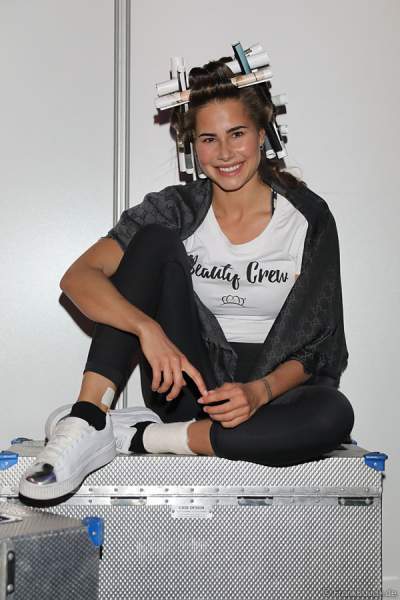 Anahita Rehbein, Miss Germany 2018, Backstage mit Lockenwickler aus Papier vorm Miss Germany 2018 Finale in der Europa-Park Arena am 24.02.2018