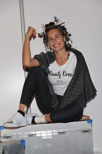 Anahita Rehbein, Miss Germany 2018, Backstage mit Lockenwickler aus Papier vorm Miss Germany 2018 Finale in der Europa-Park Arena am 24.02.2018