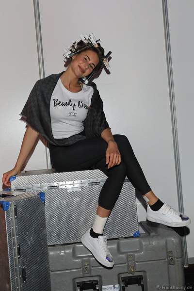 Anahita Rehbein, Miss Germany 2018, Backstage mit Lockenwickler aus Papier vorm Miss Germany 2018 Finale in der Europa-Park Arena am 24.02.2018