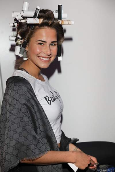 Anahita Rehbein, Miss Germany 2018, Backstage mit Lockenwickler aus Papier vorm Miss Germany 2018 Finale in der Europa-Park Arena am 24.02.2018