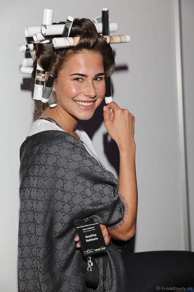 Anahita Rehbein, Miss Germany 2018, Backstage mit Lockenwickler aus Papier vorm Miss Germany 2018 Finale in der Europa-Park Arena am 24.02.2018