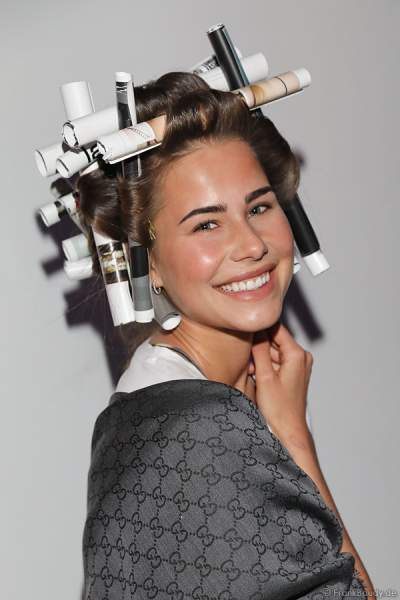 Anahita Rehbein, Miss Germany 2018, Backstage mit Lockenwickler aus Papier vorm Miss Germany 2018 Finale in der Europa-Park Arena am 24.02.2018