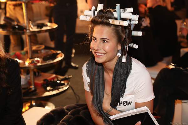 Anahita Rehbein, Miss Germany 2018, Backstage mit Lockenwickler aus Papier vorm Miss Germany 2018 Finale in der Europa-Park Arena am 24.02.2018