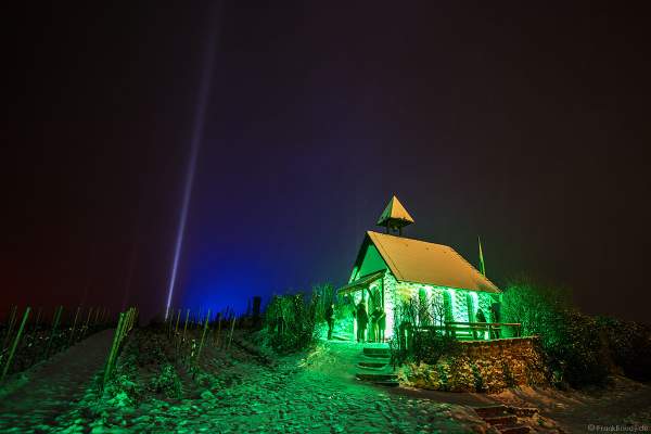 Weinbergnacht 2018 mit Schnee und der Michaelskapelle auf dem Michelsberg farbenfro beleuchtet