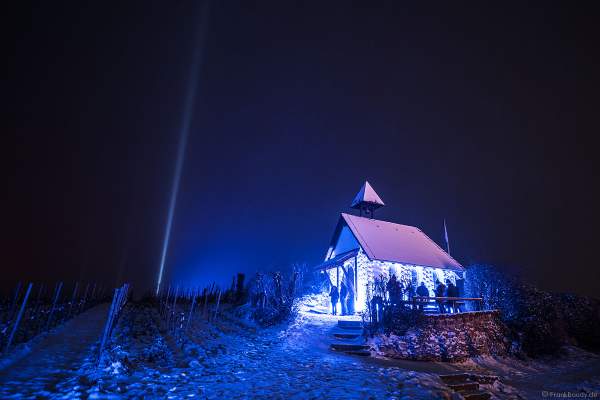 Die Michaelskapelle auf dem Michelsberg farbenfroh illuminiert im Schnee bei der Weinbergnacht 2018 in Bad Dürkheim