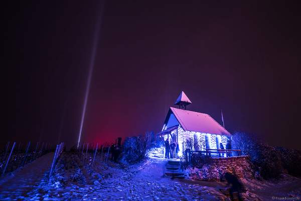 Weinbergnacht 2018 mit Schnee und der Michaelskapelle auf dem Michelsberg farbenfro beleuchtet