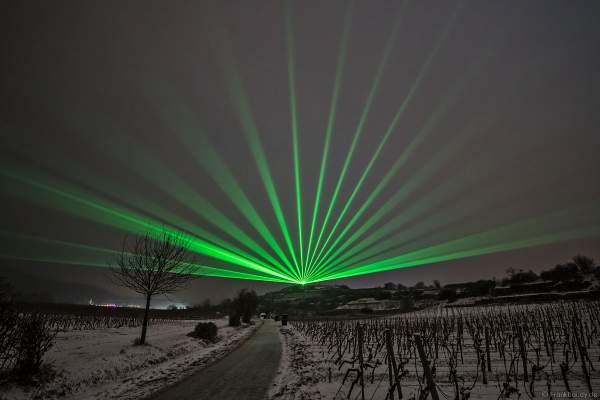 Weinbergnacht 2018 mit Laserfächer über den Weinterassen im Schnee in Bad Dürkheim