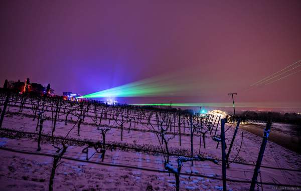 Verschneite Weinberge mit Lasershow über den Kuppelzelten bei der Weinbergnacht 2018 in Bad Dürkheim