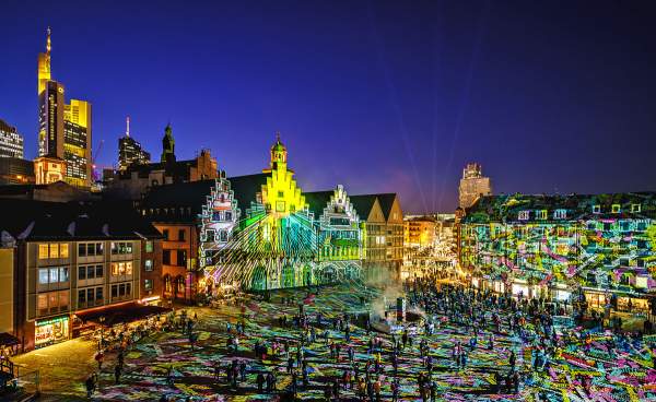 Lichtkunstinstallation "Frankfurt Fades" auf dem Römerberg von Phillipp Geist bei der Luminale 2018 in Frankfurt