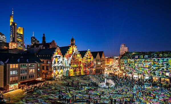 Lichtkunstinstallation "Frankfurt Fades" auf dem Römerberg von Phillipp Geist bei der Luminale 2018 in Frankfurt