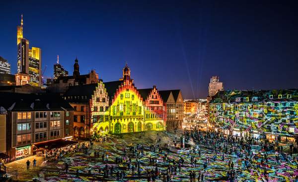 Lichtkunstinstallation "Frankfurt Fades" auf dem Römerberg von Phillipp Geist bei der Luminale 2018 in Frankfurt