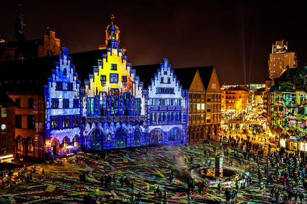 Lichtkunstinstallation "Frankfurt Fades" auf dem Römerberg von Phillipp Geist bei der Luminale 2018 in Frankfurt