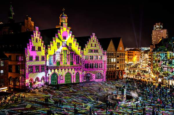 Lichtkunstinstallation "Frankfurt Fades" auf dem Römerberg von Phillipp Geist bei der Luminale 2018 in Frankfurt
