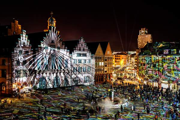 Lichtkunstinstallation "Frankfurt Fades" auf dem Römerberg von Phillipp Geist bei der Luminale 2018 in Frankfurt