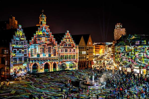 Lichtkunstinstallation "Frankfurt Fades" auf dem Römerberg von Phillipp Geist bei der Luminale 2018 in Frankfurt