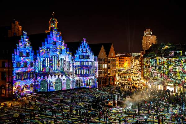 Lichtkunstinstallation "Frankfurt Fades" auf dem Römerberg von Phillipp Geist bei der Luminale 2018 in Frankfurt