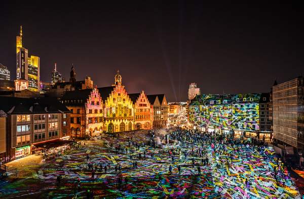 Lichtkunstinstallation "Frankfurt Fades" auf dem Römerberg von Phillipp Geist bei der Luminale 2018 in Frankfurt