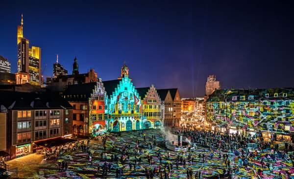 Lichtkunstinstallation "Frankfurt Fades" auf dem Römerberg von Phillipp Geist bei der Luminale 2018 in Frankfurt