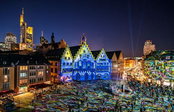 Lichtkunstinstallation "Frankfurt Fades" auf dem Römerberg von Phillipp Geist bei der Luminale 2018 in Frankfurt