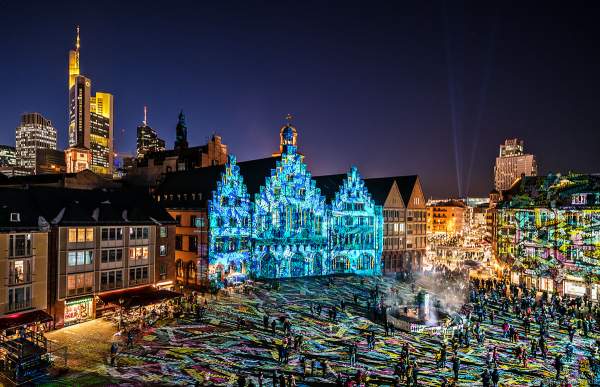 Lichtkunstinstallation "Frankfurt Fades" auf dem Römerberg von Phillipp Geist bei der Luminale 2018 in Frankfurt