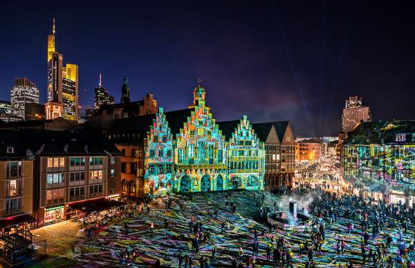 Lichtkunstinstallation "Frankfurt Fades" auf dem Römerberg von Phillipp Geist bei der Luminale 2018 in Frankfurt