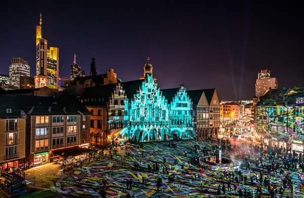 Lichtkunstinstallation "Frankfurt Fades" auf dem Römerberg von Phillipp Geist bei der Luminale 2018 in Frankfurt