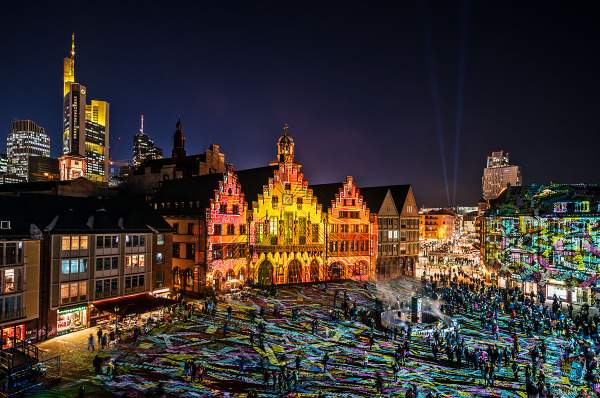Lichtkunstinstallation "Frankfurt Fades" auf dem Römerberg von Phillipp Geist bei der Luminale 2018 in Frankfurt