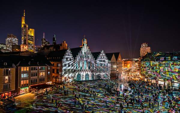 Lichtkunstinstallation "Frankfurt Fades" auf dem Römerberg von Phillipp Geist bei der Luminale 2018 in Frankfurt