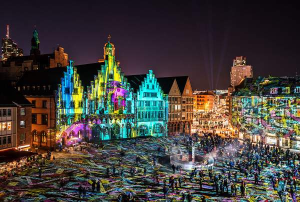 Lichtkunstinstallation "Frankfurt Fades" auf dem Römerberg von Phillipp Geist bei der Luminale 2018 in Frankfurt