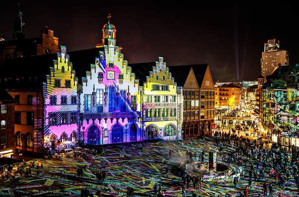 Lichtkunstinstallation "Frankfurt Fades" auf dem Römerberg von Phillipp Geist bei der Luminale 2018 in Frankfurt
