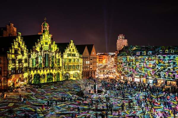 Lichtkunstinstallation "Frankfurt Fades" auf dem Römerberg von Phillipp Geist bei der Luminale 2018 in Frankfurt