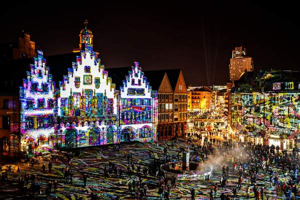 Lichtkunstinstallation "Frankfurt Fades" auf dem Römerberg von Phillipp Geist bei der Luminale 2018 in Frankfurt