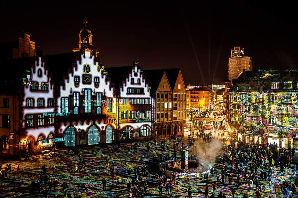Lichtkunstinstallation "Frankfurt Fades" auf dem Römerberg von Phillipp Geist bei der Luminale 2018 in Frankfurt