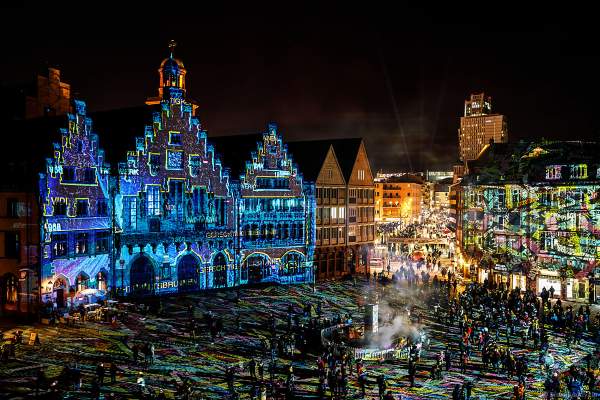 Lichtkunstinstallation "Frankfurt Fades" auf dem Römerberg von Phillipp Geist bei der Luminale 2018 in Frankfurt