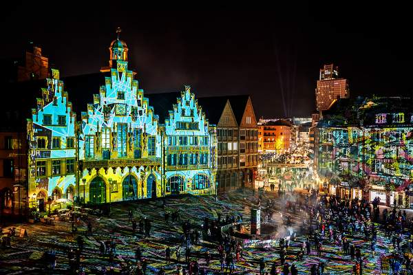 Lichtkunstinstallation "Frankfurt Fades" auf dem Römerberg von Phillipp Geist bei der Luminale 2018 in Frankfurt