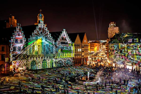Lichtkunstinstallation "Frankfurt Fades" auf dem Römerberg von Phillipp Geist bei der Luminale 2018 in Frankfurt