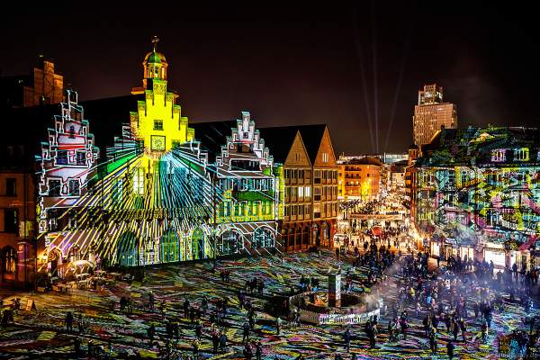 Lichtkunstinstallation "Frankfurt Fades" auf dem Römerberg von Phillipp Geist bei der Luminale 2018 in Frankfurt