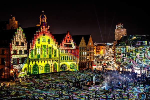 Lichtkunstinstallation "Frankfurt Fades" auf dem Römerberg von Phillipp Geist bei der Luminale 2018 in Frankfurt